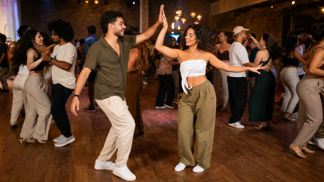 Universitário dancing